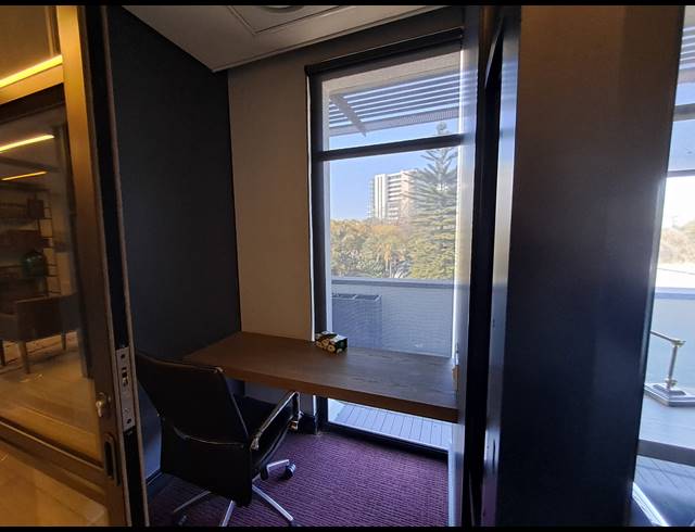 1,070M² OFFICE TO LET IN SANDHURST